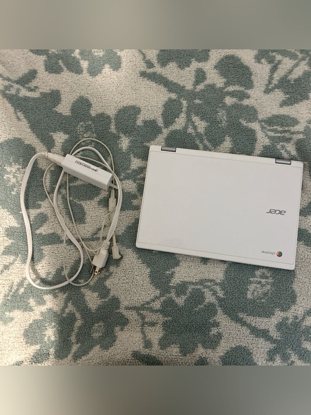 Acer White Chromebook with Charger